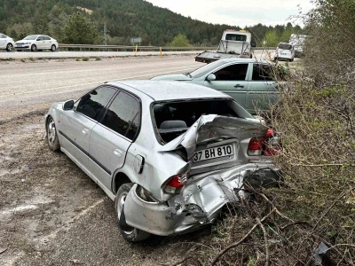 Virajı alamayan otomobil park halindeki araca &ccedil;arptı: 4 yaralı
