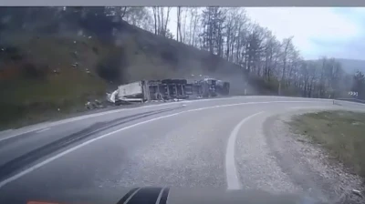 Virajı alamayan tır devrildi, s&uuml;r&uuml;c&uuml; yaralandı