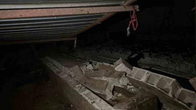 Viranşehir&rsquo;de dev hortum kamerada: Ev ve ahırlar harabeye d&ouml;nd&uuml;
