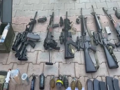 Viranşehir'de jandarma 17 el bombası ve &ccedil;ok sayıda m&uuml;himmat ele ge&ccedil;irdi