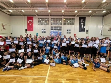Voleybol Şenliği&rsquo;nde 800 &ccedil;ocuk buluştu
