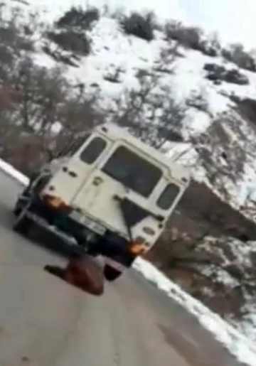 Vurdukları domuzu aracın arkasına bağlayarak s&uuml;r&uuml;klediler
