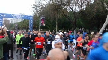 Winter Run İstanbul&rsquo;da yarışmacılar deprem b&ouml;lgesine yardım i&ccedil;in koştu