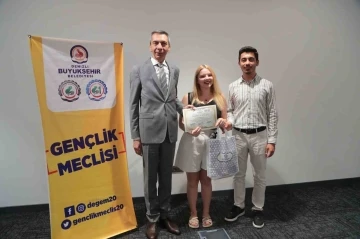 Yabancı dil eğitimini tamamlayan 50 gen&ccedil; sertifikalarını aldı
