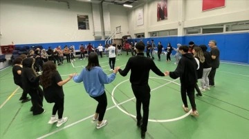 Yabancı &ouml;ğrenciler, halk oyunları eşliğinde Anadolu k&uuml;lt&uuml;r&uuml;n&uuml; &ouml;ğreniyor