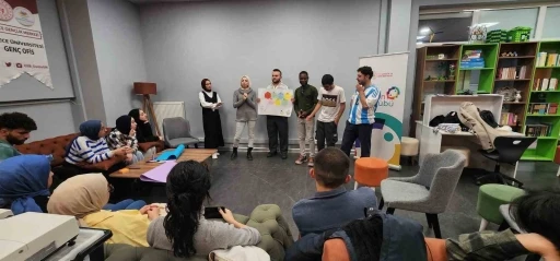 Yabancı &ouml;ğrencilere T&uuml;rk&ccedil;e eğitimi
