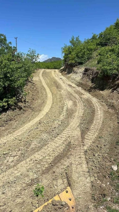 Yağışlardan dolayı  zarar g&ouml;ren k&ouml;y yollarında &ccedil;alışmalar s&uuml;r&uuml;yor
