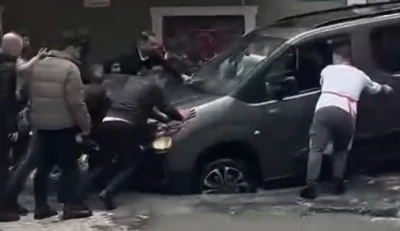 Yağmur sonrası &ccedil;&ouml;ken yolda, ara&ccedil;lar &ccedil;ukura d&uuml;şt&uuml;