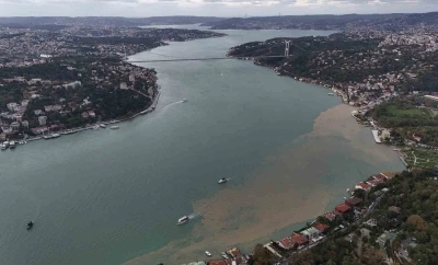 Yağmur sonrası İstanbul Boğazı &ccedil;amura bulandı