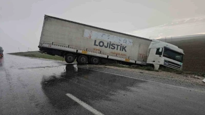 Yağmurdan kayganlaşan yolda tır şarampole d&uuml;şt&uuml;
