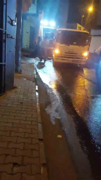 Yağmursuz g&uuml;nde sokaklar dere gibi aktı
