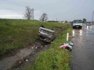 Yağmurun etkisiyle kayganlaşan yolda otomobil takla attı: 4 yaralı
