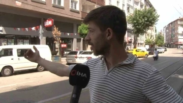 Yağmurun şiddetini &ccedil;ekerken az kalsın motokuryenin &ouml;ld&uuml;ğ&uuml; kazayı &ccedil;ekecekti