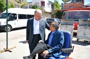 Yahyalı il&ccedil;e sakinleri Vali &Ccedil;i&ccedil;ek ve Başkan B&uuml;y&uuml;kkılı&ccedil;&rsquo;ı bağrına bastı
