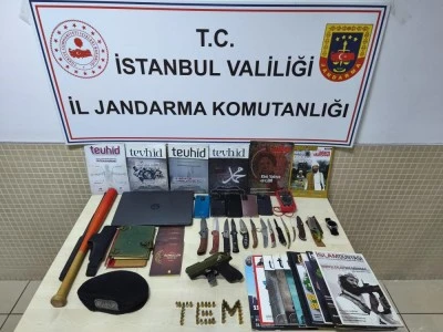 Yakalanan DEAŞ'lının evinde yapılan aramalarda ele ge&ccedil;irilen d&ouml;k&uuml;manlar