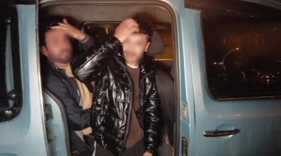 Yakalanan g&ouml;&ccedil;menler gazetecileri g&ouml;r&uuml;nce &rsquo;Yakışıklı&rsquo; g&ouml;r&uuml;nmek i&ccedil;in sa&ccedil;larını taradı
