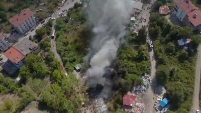 Yakılan lastikler &ccedil;&ouml;pleri tutuşturdu, g&ouml;ky&uuml;z&uuml;n&uuml; duman kapladı
