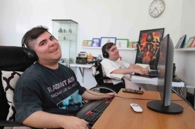 Yalnızca parmaklarını kullanabilen ikiz kardeşler bin par&ccedil;a besteledi
