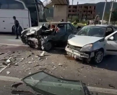 Yalova&rsquo;da 4 ara&ccedil;lı zincirleme kaza: 5 yaralı