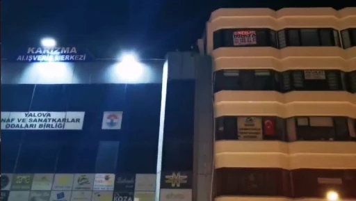 Yalova&rsquo;da belediye &ccedil;alışanı işten &ccedil;ıkarılınca &ccedil;atıya &ccedil;ıktı, işe geri alınınca indi
