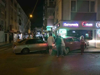 Yalova&rsquo;da &ccedil;arpışan iki otomobil kuruyemiş d&uuml;kkanına girdi
