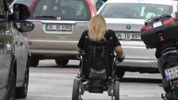 Yalova&rsquo;da engellilerin tekerlekli sandalyeyle tehlikeli yolculuğu isyan ettirdi
