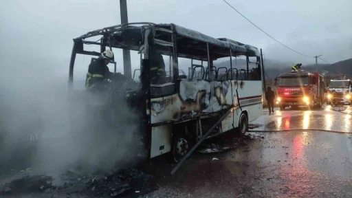 Yalova&rsquo;da faciadan d&ouml;n&uuml;ld&uuml;...&Ouml;ğrenci servisi alevlere teslim oldu
