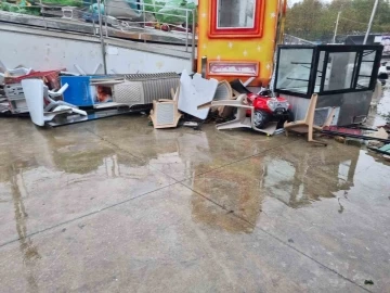 Yalova&rsquo;da fırtına lunaparkta ağır hasar oluşturdu
