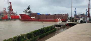 Yalova&rsquo;da kuru y&uuml;k gemisi kıyıya vurdu
