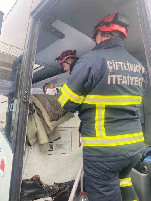 Yalova&rsquo;da midib&uuml;s viyad&uuml;k ayağına &ccedil;arptı: 1 yaralı
