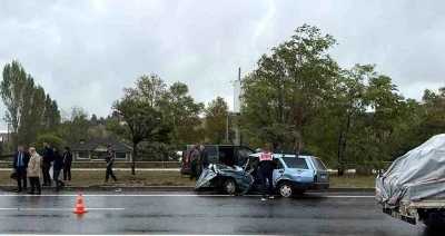 Yalova&rsquo;da otomobil minib&uuml;sle &ccedil;arpıştı: 1 &ouml;l&uuml;