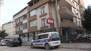 Yalova&rsquo;da projeye aykırı duvar yıkılan binadaki BİM market m&uuml;h&uuml;rlendi
