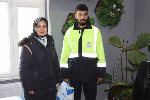 Yalova&rsquo;da temizlik g&ouml;revlisi bulduğu c&uuml;zdanı sahibine teslim etti
