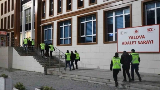 Yalova merkezli 4 ildeki g&ouml;&ccedil;men ka&ccedil;ak&ccedil;ılığı operasyonunda 8 tutuklama