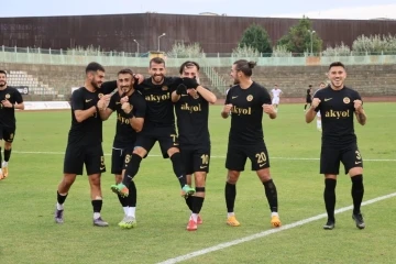 Yalovaspor liderliğini s&uuml;rd&uuml;rd&uuml;
