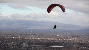 Yama&ccedil; paraş&uuml;t&ccedil;&uuml;ler soğuğa rağmen g&ouml;ky&uuml;z&uuml; sevdasından vazge&ccedil;miyor