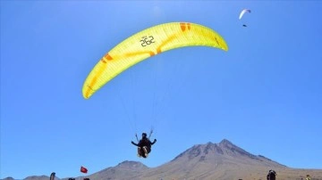 Yama&ccedil; Paraş&uuml;t&uuml; D&uuml;nya Kupası'nda d&uuml;nyanın g&ouml;z&uuml; Hasan Dağı'nda