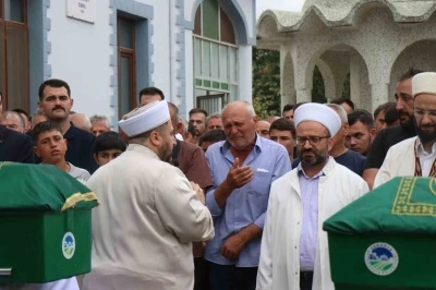 Yan yana toprağa verilen iki kardeşin ardından y&uuml;rek burkan detaylar kaldı