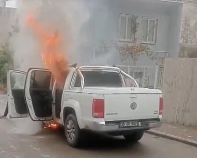 Yanan aracını s&ouml;nd&uuml;rmeye &ccedil;alışırken patlama meydana geldi: İşte o g&ouml;r&uuml;nt&uuml;ler