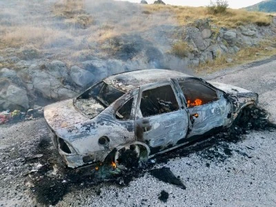 Yanan ara&ccedil;tan &ccedil;ıkarak son anda kurtuldular
