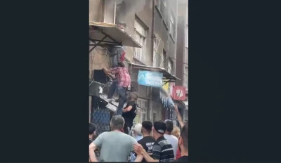 Yanan evdeki kadını mahalleli kurtardı