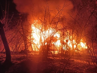 Yanan evinin 10 metre ilerisinde ağa&ccedil;ta asılı cansız bedeni bulundu