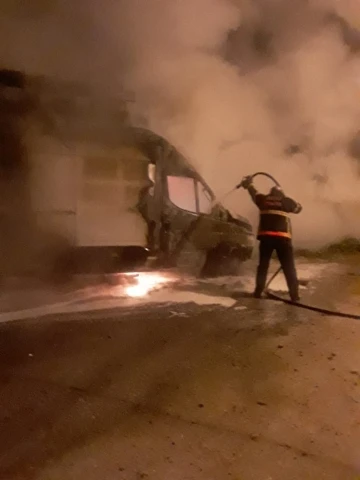 Yanan minib&uuml;s kullanılmaz hale geldi
