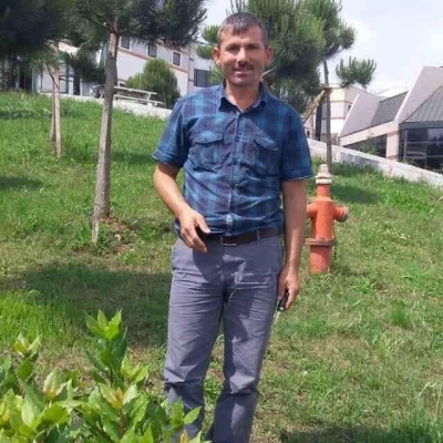 Yanan ormanın temizlik &ccedil;alışmasında trakt&ouml;r&uuml;n altında kalarak can verdi
