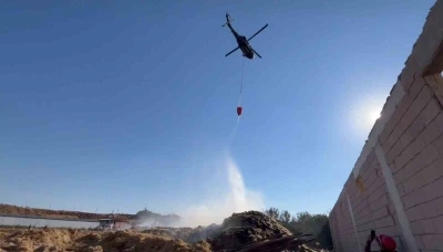 Yanan saman balyalarına jandarma helikopteriyle m&uuml;dahale
