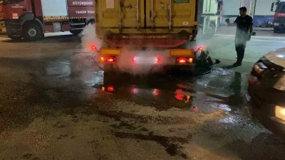Yanan tırı 10 kilometre s&uuml;r&uuml;p itfaiyeye yetiştirdi