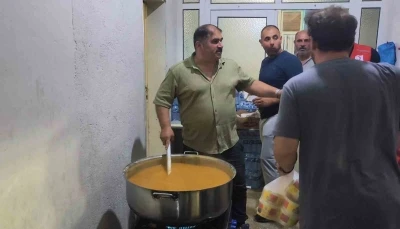 Yangın b&ouml;lgesindeki muhtar k&ouml;ye gelen yardım ekibine &ccedil;orba yaptı