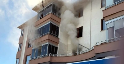 Yangın &ccedil;ıkan evde bı&ccedil;akla &ouml;ld&uuml;r&uuml;lm&uuml;ş olarak bulundu
