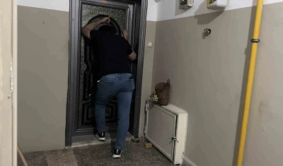 Yangın &ccedil;ıkarıp kendisini eve kilitledi