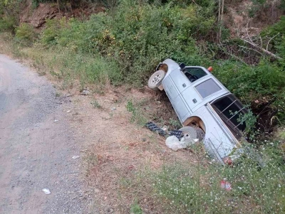 Yangın ekibine yemek g&ouml;t&uuml;ren ara&ccedil; şarampole yuvarlandı